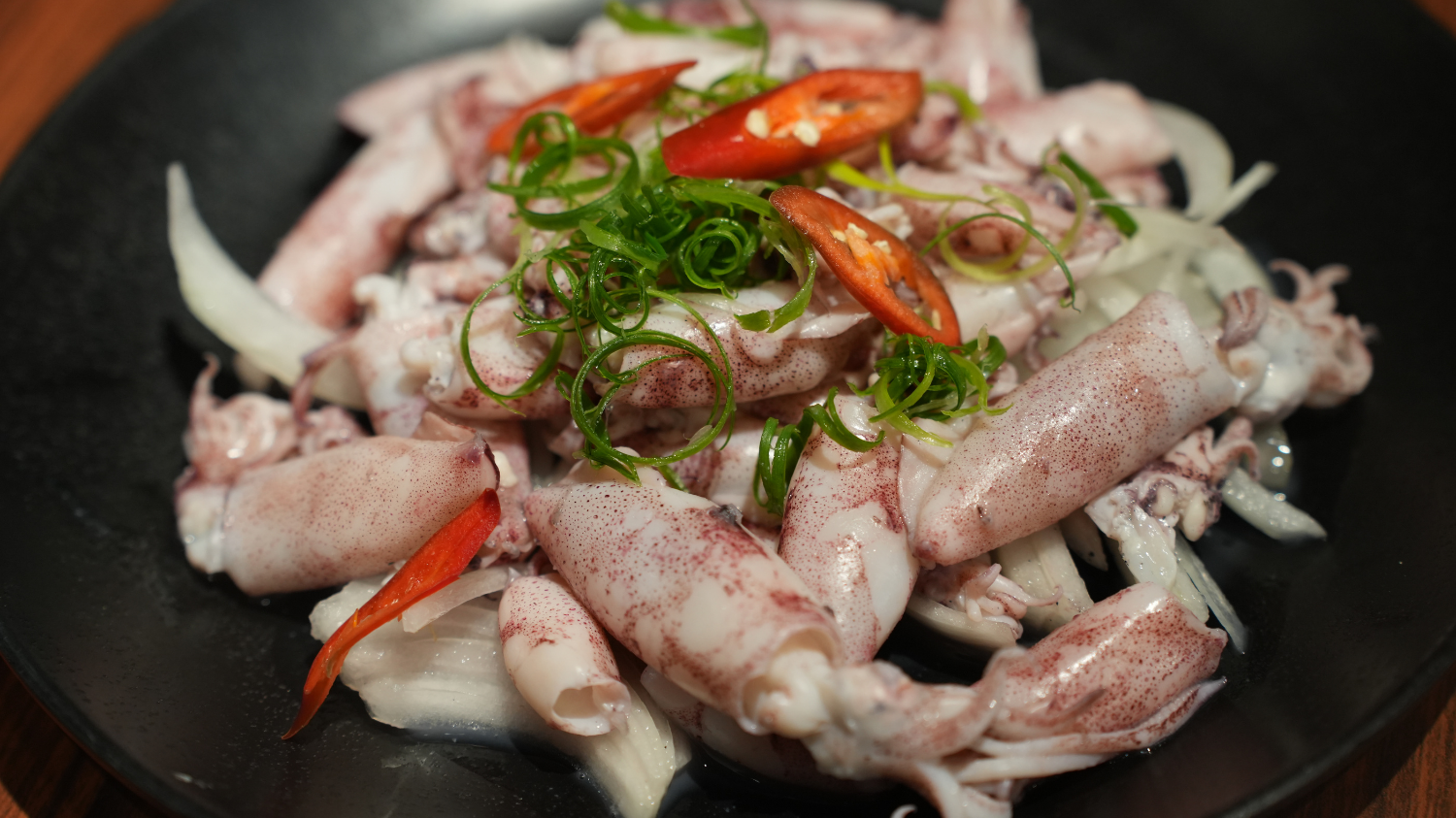 六少爺海鮮燒烤推出「川燙小卷」　極短火候鎖鮮甜，最考驗新鮮度的海味料理！