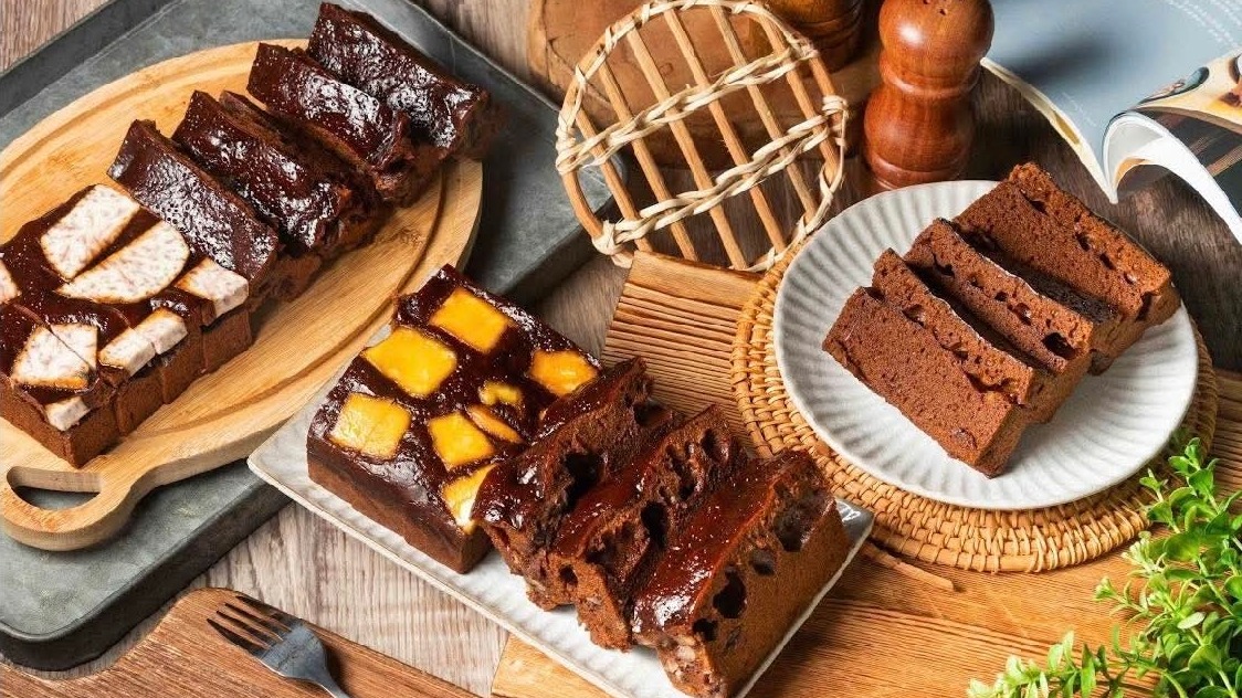 萬崧黑糖糕是屏東萬丹的在地人氣美食，以其Q彈軟嫩、甜而不膩的口感聞名，並提供多種口味選擇。