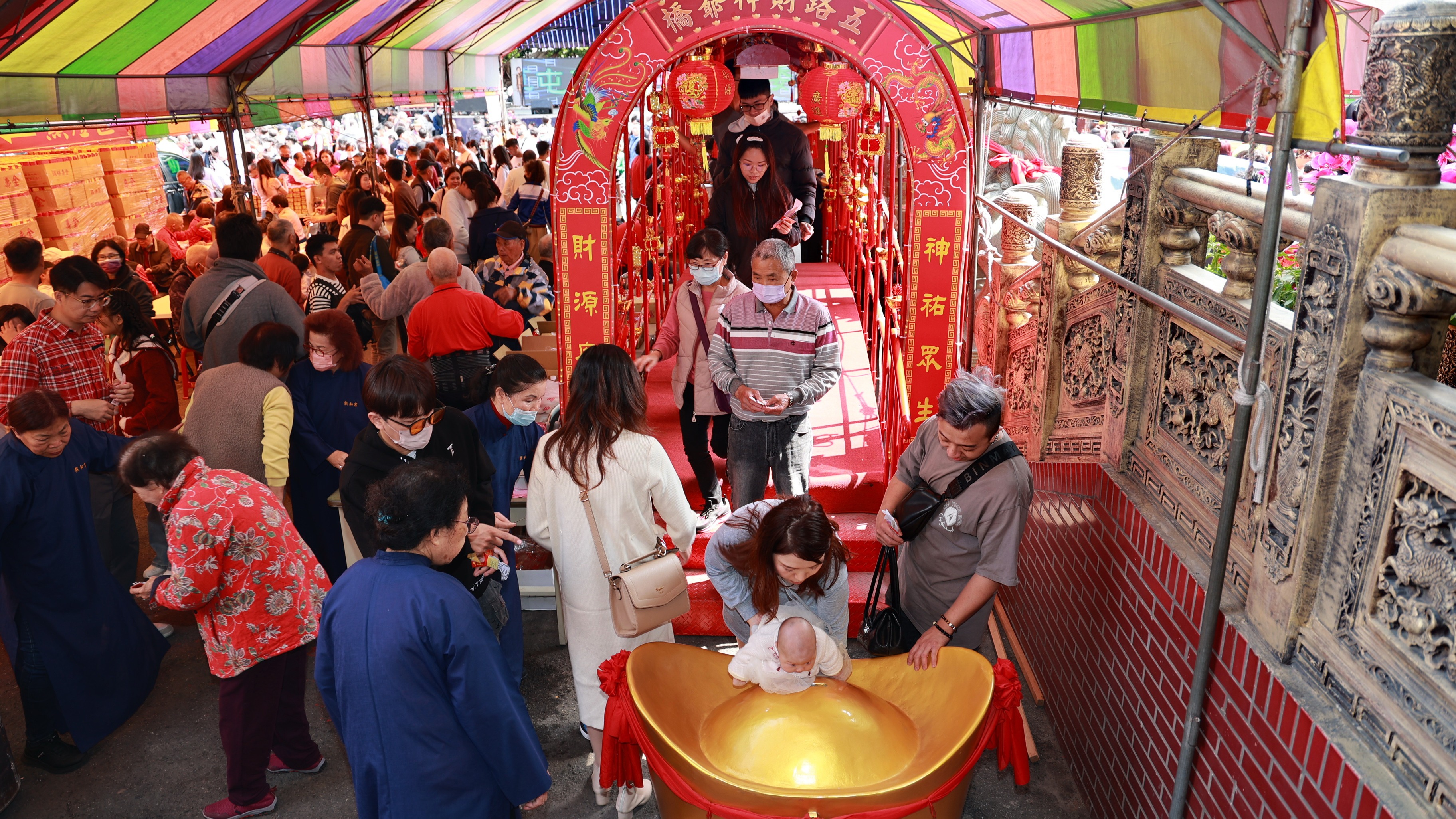 草屯敦和宮新春討喜！人潮擠爆 過財神平安橋、摸金元寶
