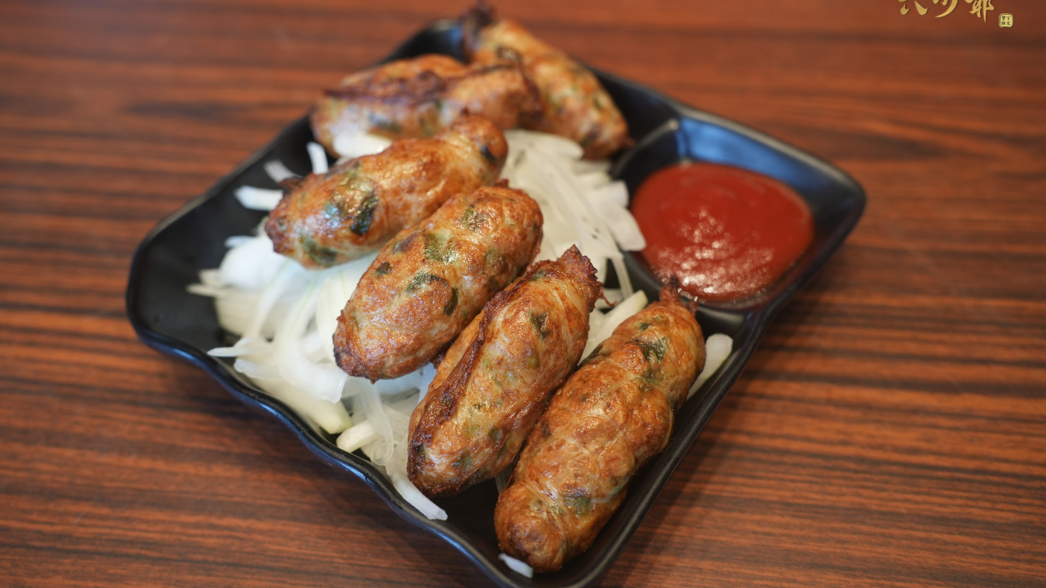 一口酥脆一口海味——六少爺「蚵仔捲」把經典小吃升級成餐桌主角