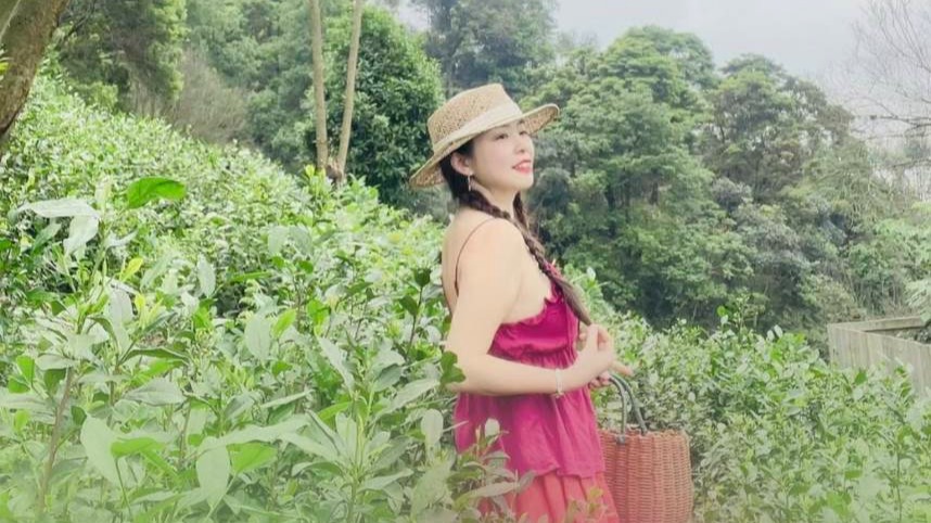 漫步山野間的微笑，採茶姑娘-楊思敏網拍。