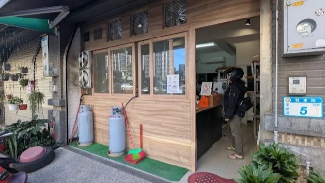 中壢馬家饅頭是位於桃園平鎮（鄰近龍岡忠貞市場）的知名老字號麵食店，目前已傳承至第三代。店家堅持遵循北方傳統的老麵發酵與純手工製作，絕不添加人工甘味，散發微酸甜的天然麵香。