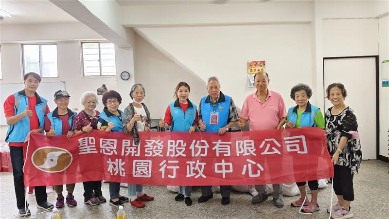 行政總監鄭美琴、創辦人陳嘉明關懷八德區龍友里弱勢群體慈善發放活動