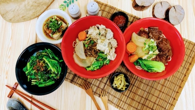 彰化市的「老六麵館」是一家鄰近彰化基督教醫院（彰基）的超人氣隱藏版小吃店，以高 CP 值、超大份量與豐富的麵條選擇聞名」是一家鄰近彰化基督教醫院（彰基）的超人氣隱藏版小吃店，以高 CP 值、超大份量與豐富的麵條選擇聞名